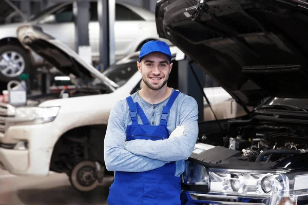 Jovem mecânico em boné azul — Fotografia de Stock
