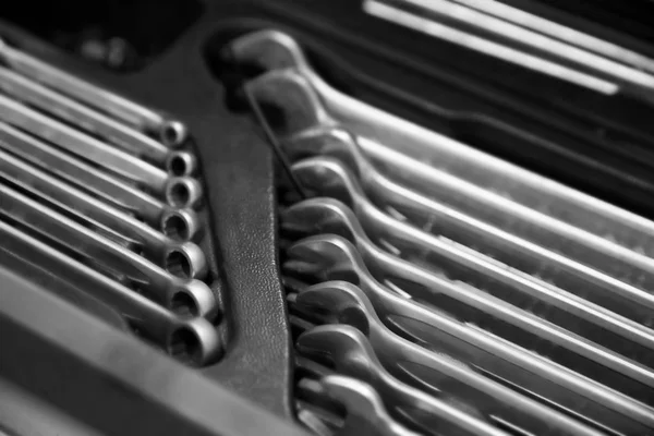 Verktygslåda med metall skiftnycklar — Stockfoto