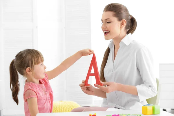 Menina no consultório de fonoaudiologia — Fotografia de Stock