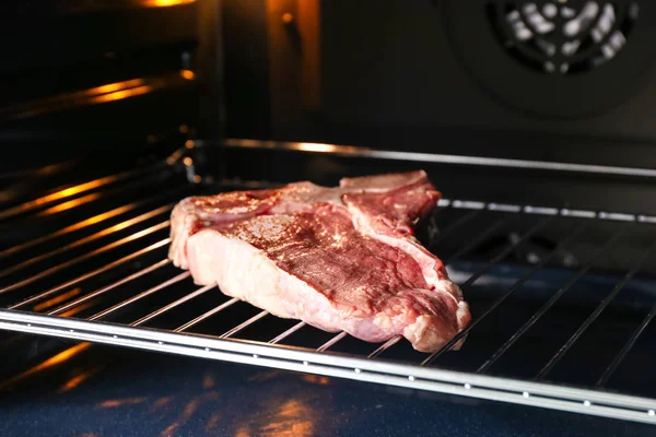 Raw steak in oven — Stock Photo, Image