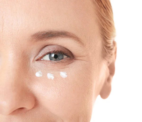 Mujer con crema facial anti-envejecimiento — Foto de Stock