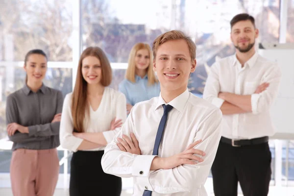 Jonge man met een groep mensen op achtergrond — Stockfoto
