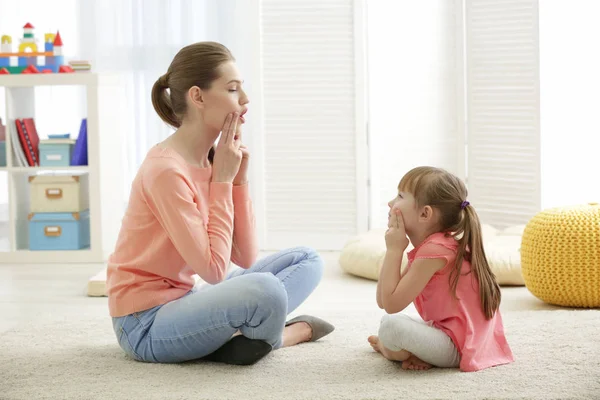 Girl at speech therapist office — Stock Photo, Image