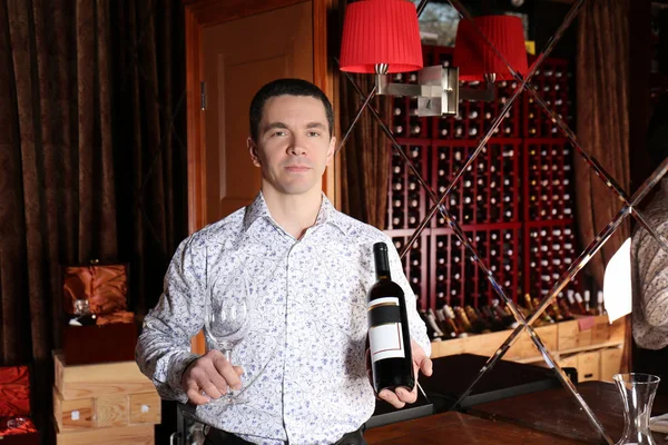 Kırmızı şarap şişe tutan adam — Stok fotoğraf