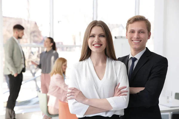 Молодий чоловік і жінка на бізнес-презентації — стокове фото