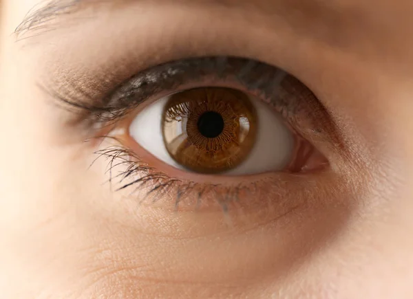 Kvinna med kontaktlinser, närbild — Stockfoto