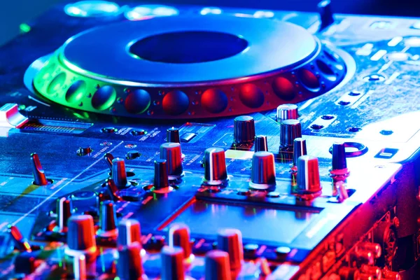 DJ-mixer i nattklubb — Stockfoto