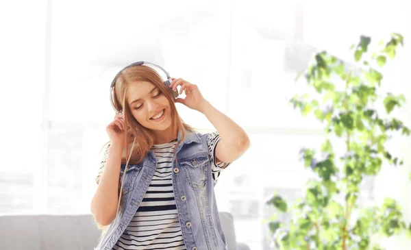 Красивая молодая женщина слушает музыку дома — стоковое фото