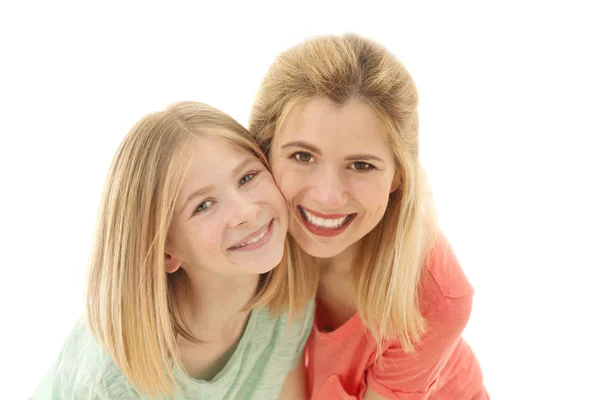 Glückliche Mutter und Tochter auf hellem Hintergrund — Stockfoto