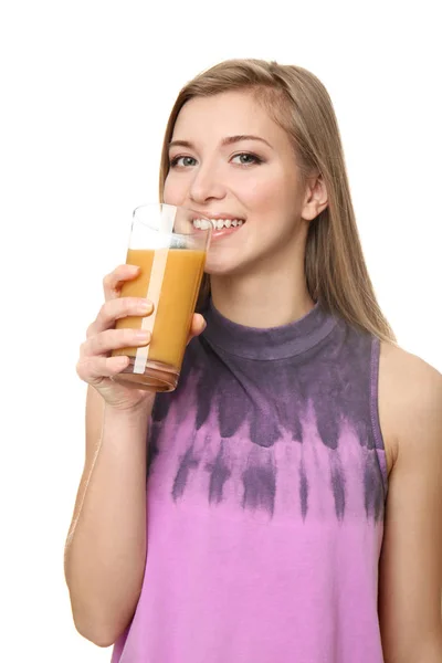 Vacker ung kvinna med glas färskpressad juice på vit bakgrund — Stockfoto