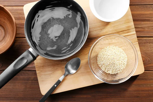 Organic quinoa seeds in bowl — Stock Photo, Image