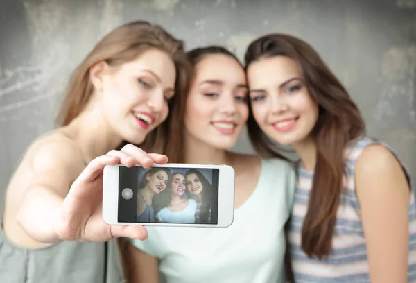 Legrační mladé ženy užívající selfie — Stock fotografie