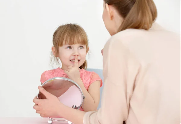 ⬇ Скачать картинки Ребенок логопед, стоковые фото Ребенок логопед в хорошем качестве | Depositphotos