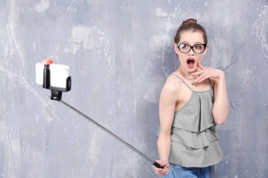 Güzel genç kadın alarak selfie 