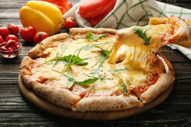 Güzel dilimlenmiş pizza