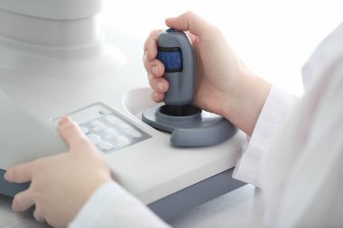 Fundus kamera kullanarak doktor