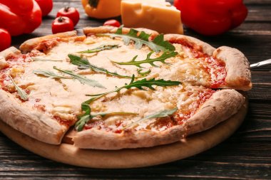 Güzel pizza dilimi kürek üzerinde