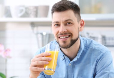 Suyu ile yakışıklı adam  