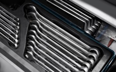 Araç kutusu metal anahtarı ile