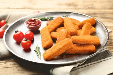 Peynirli çubuk ile metal plaka 