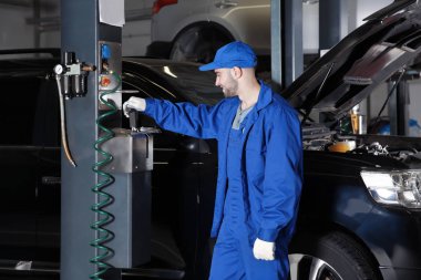 Oto lift yakınındaki mekanik ayakta  