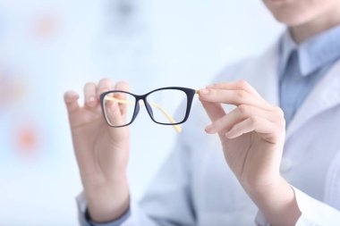 Holding gözlük doktor eller