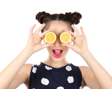 Limon yarısı beyaz zemin üzerine gözler yakın olan güzel kadın