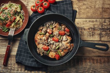 Tavuk marsala ile kızartma tavası