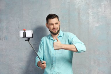 Genç adam alarak selfie