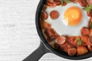 Sosis ile lezzetli pişmiş yumurta