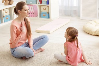 konuşma terapisti ofisindeki kız