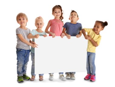 Poster beyaz arka plan üzerinde küçük sevimli çocukla