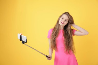 Güzel genç kadın alarak selfie 