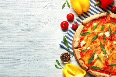 Malzemeli lezzetli pizza.