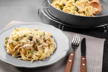 Lezzetli tavuk Alfredo ile plaka