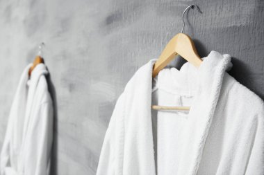 Duvarda asılı bornoz 