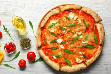 Malzemeli lezzetli pizza.