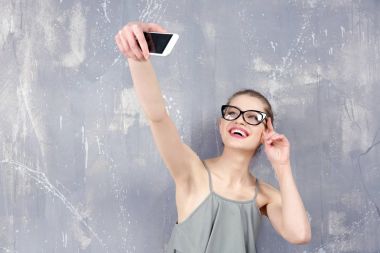 Güzel genç kadın alarak selfie 