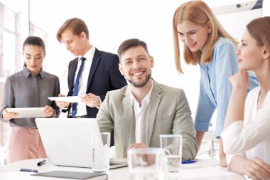Bir grup insan iş tanıtımı
