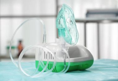 Masasında maske olan kompresör nebulizörü