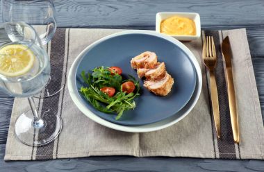 Lezzetli tavuk cordon bleu plaka üzerinde bölümü