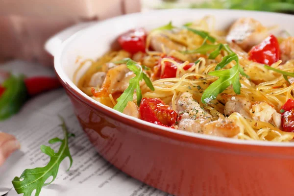 Plat de cuisson avec spaghettis de poulet — Photo