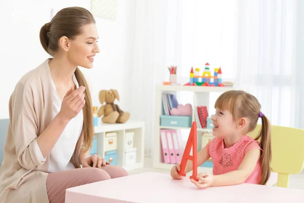 Menina no consultório de fonoaudiologia — Fotografia de Stock