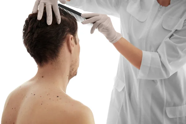 Dermatoloog onderzoekt patiënt in kliniek — Stockfoto