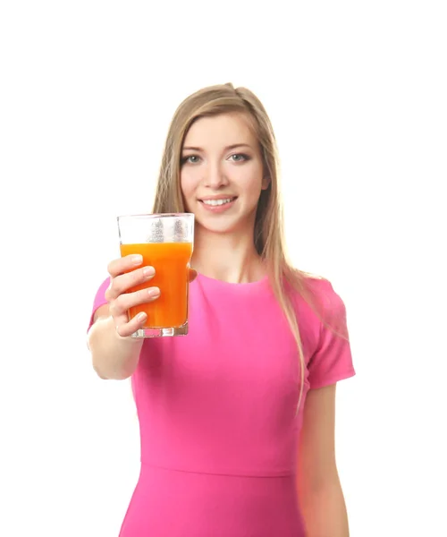 Hermosa joven con vaso de jugo fresco sobre fondo blanco — Foto de Stock