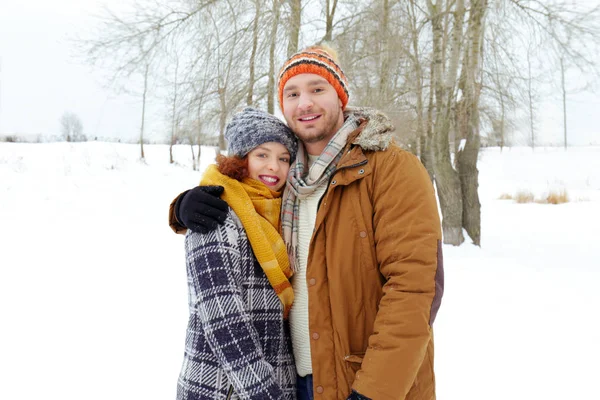 Lindo casal no parque de inverno — Fotografia de Stock