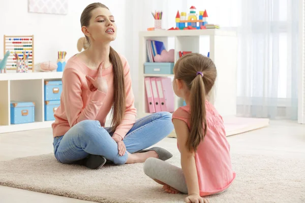 Menina no consultório de fonoaudiologia — Fotografia de Stock