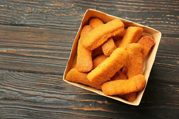 Caixa de papel com palitos de queijo — Fotografia de Stock