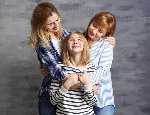 Ung kvinna med mor och dotter — Stockfoto