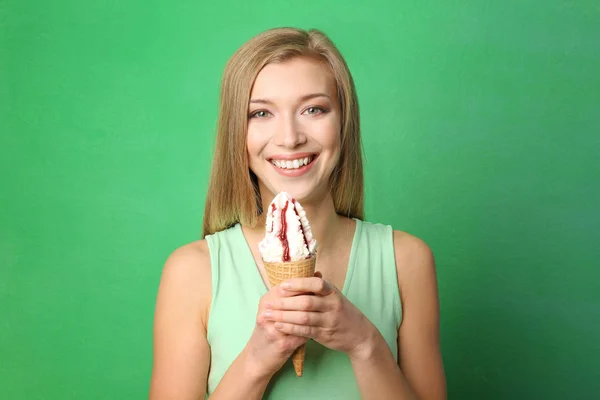 Mulher bonita com sorvete no fundo da cor — Fotografia de Stock